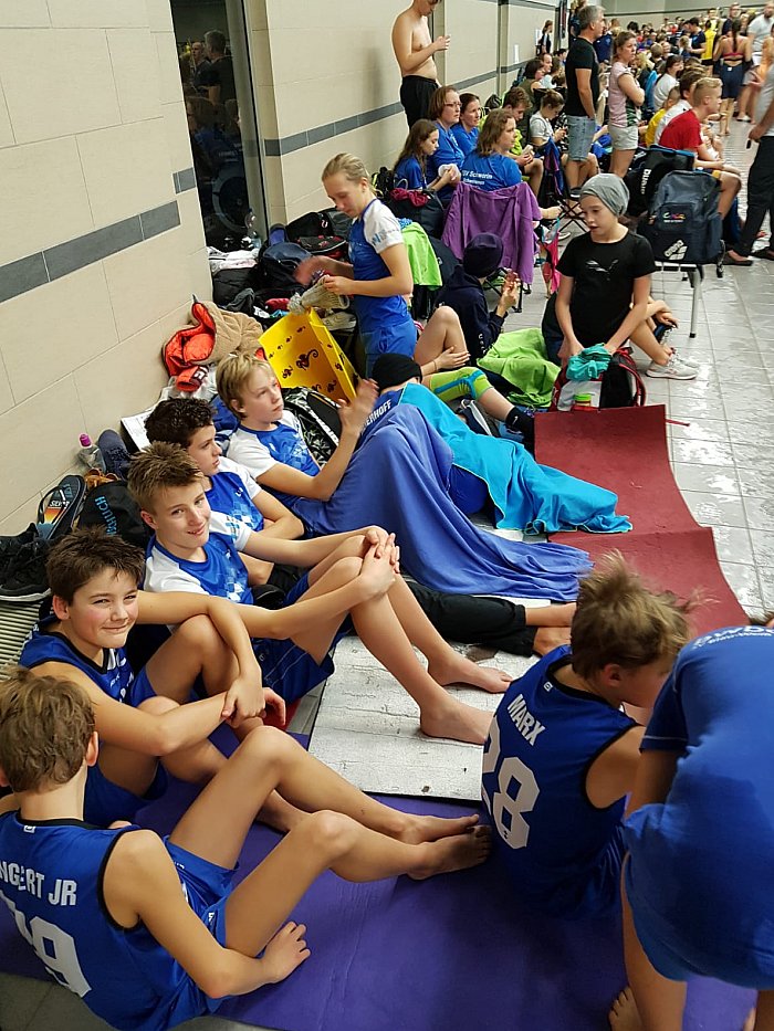 _bwbochum/medien/Schwimmen/Schwimmen_Fotos-2019/2019-Winterzauber-BWB-Lager-am-Beckenrand.jpg
