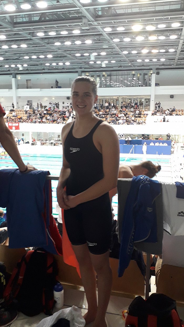 _bwbochum/medien/Schwimmen/Schwimmen_Fotos-2019/DKM-2019_Anna-Kroniger-vor-Schwimmbecken_50.jpg