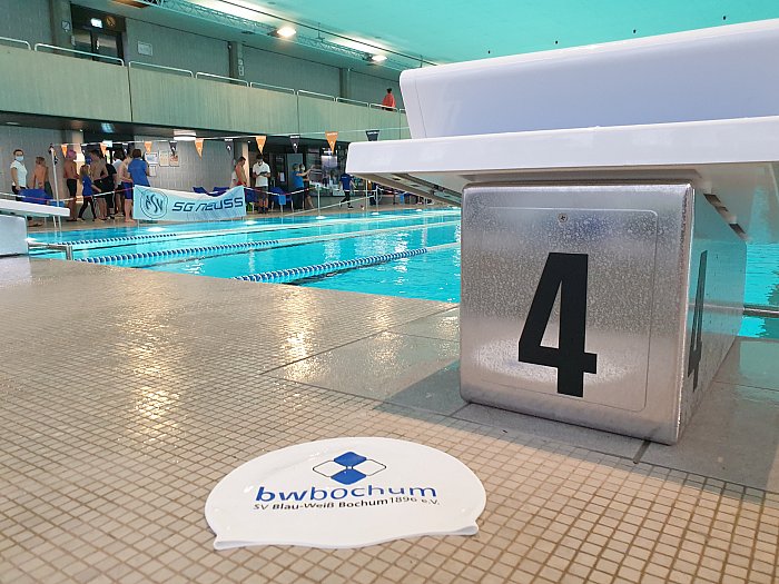 _bwbochum/medien/Schwimmen/Schwimmen_Fotos-2020/Neuss-WK-2020-10_Startblock-mit-BW-Badekappe.jpg