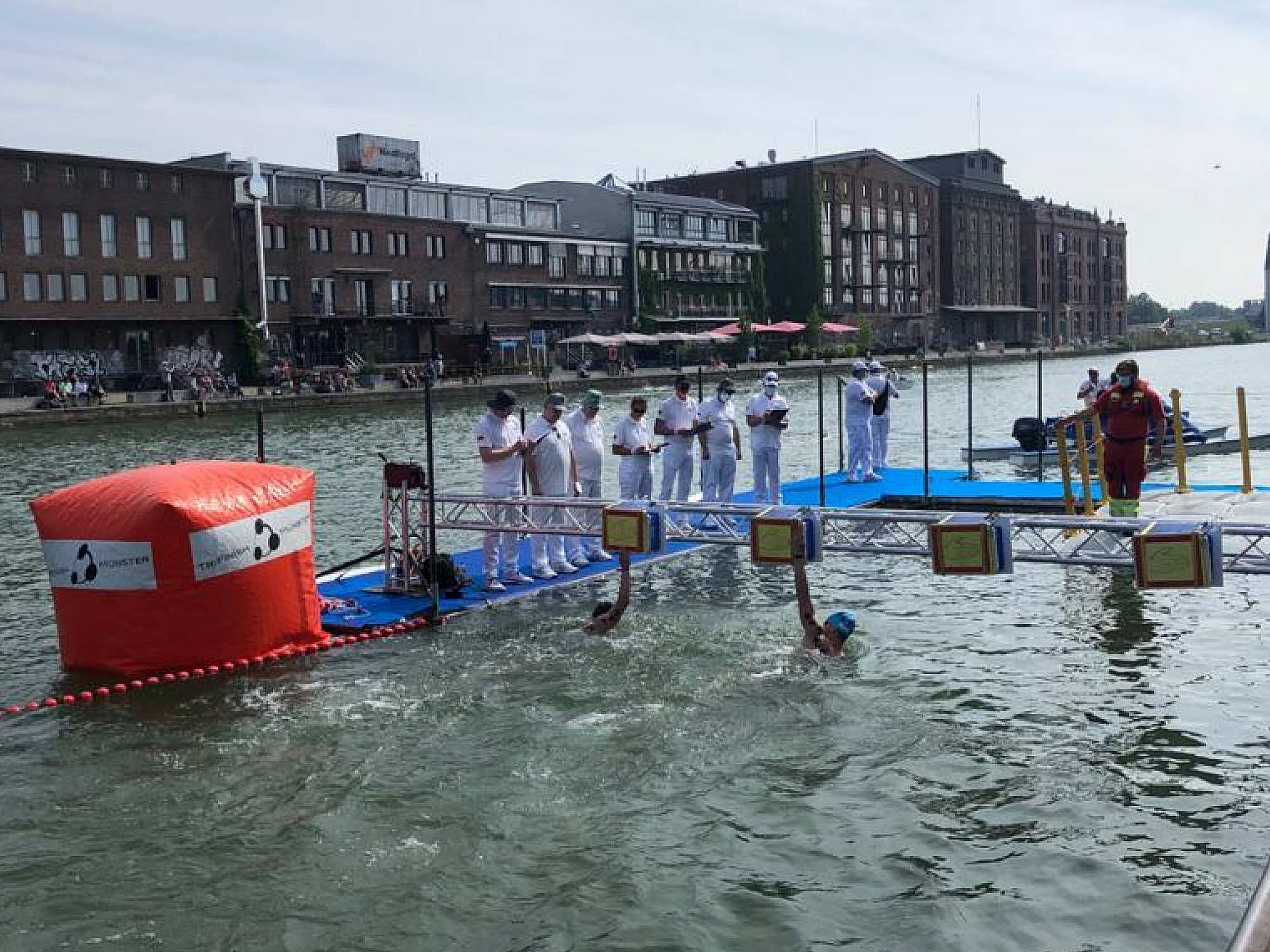 _bwbochum/medien/Schwimmen/Schwimmen_Fotos-2021/Freiwasser21_Kroniger-Reibenspiess-Zielanschlag.jpg