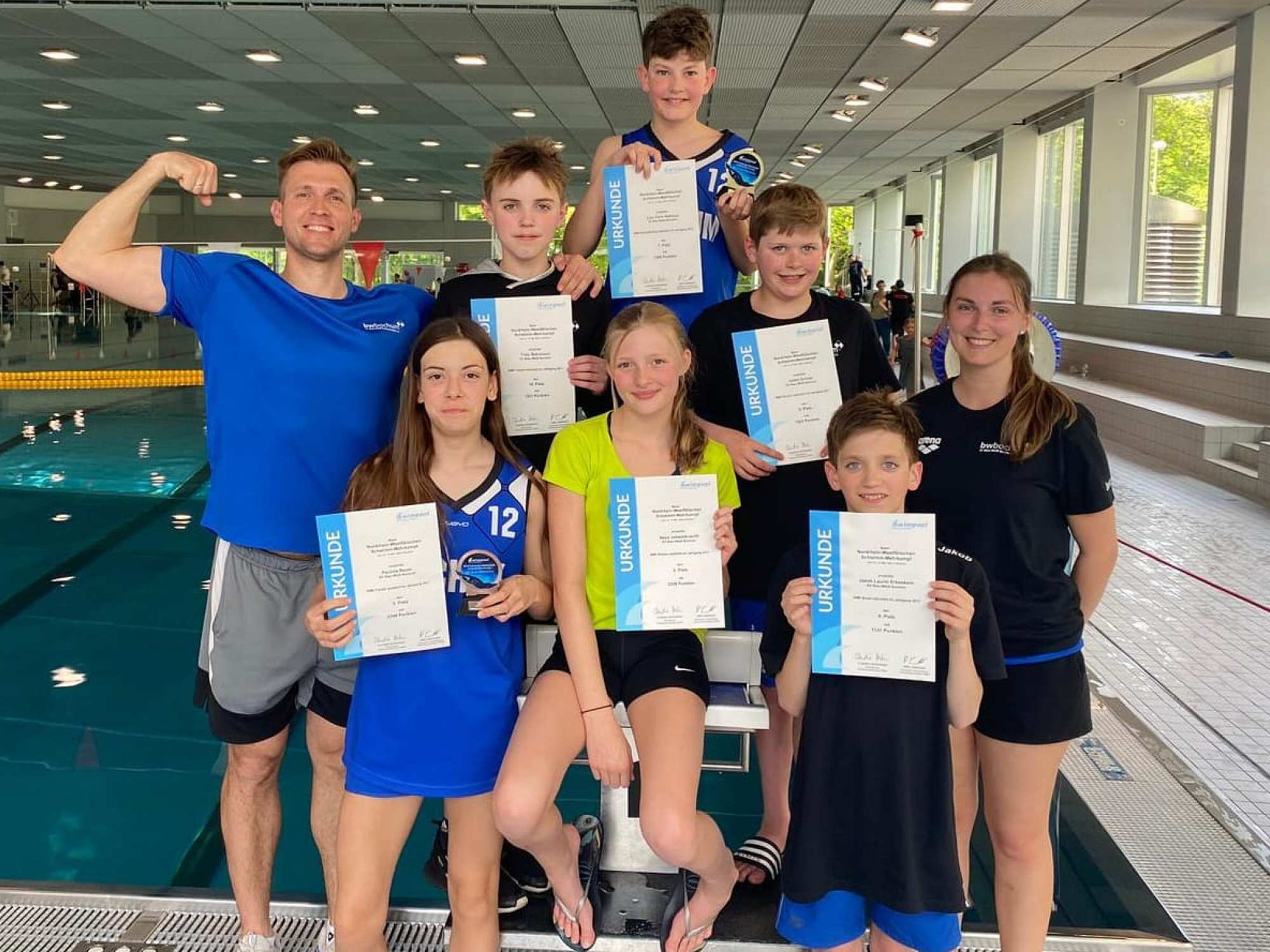 _bwbochum/medien/Schwimmen/Schwimmen_Fotos-2023/SMK-NRW-23-Team-mit-Pokalen-Urkunden.jpg