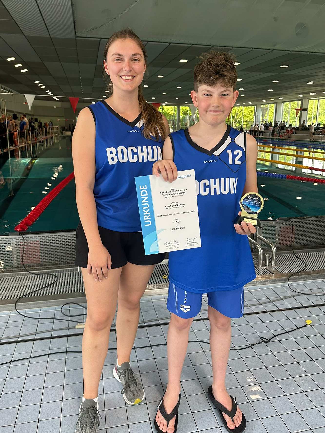 _bwbochum/medien/Schwimmen/Schwimmen_Fotos-2023/SMK-NRW-23_Lian-Niehaus-mit-Gold-Pokal.jpg