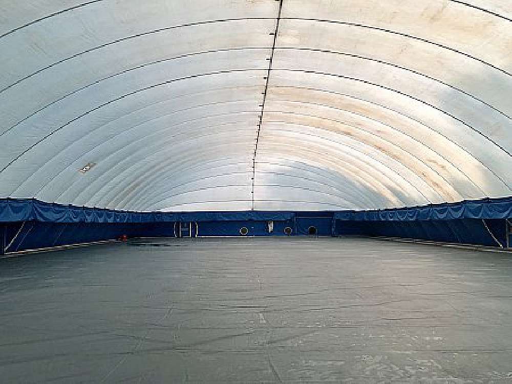 Traglufthalle mit Folie vor dem Abbau